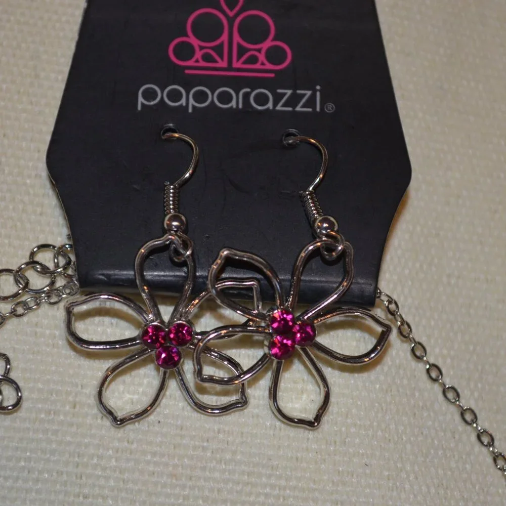 PAPARAZZI (R) Silverton Metal Chain Necklace Hanging Earrings Set Flowers 14y.o+